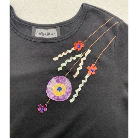 INDIGO‎ MOON Black Crew Neck Embellished Ribbon Flowers Top Medium NEW - Picture 4 of 7